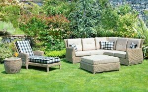 Comparatif des matériaux : Trouvez les coussins parfaits pour votre salon de jardin
