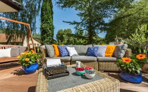 Les tendances déco 2025 : Sublimez votre salon de jardin avec des coussins tendance