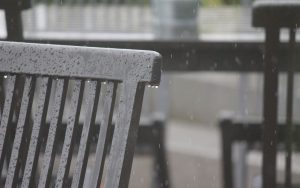 Comment protéger efficacement vos coussins de jardin contre la pluie et les UV ?￼