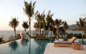 Un bed au bord de la piscine : l’accessoire déco incontournable de l’été