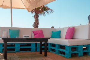 Renouvelez votre terrasse avec des coussins pour canapé palette sur mesure